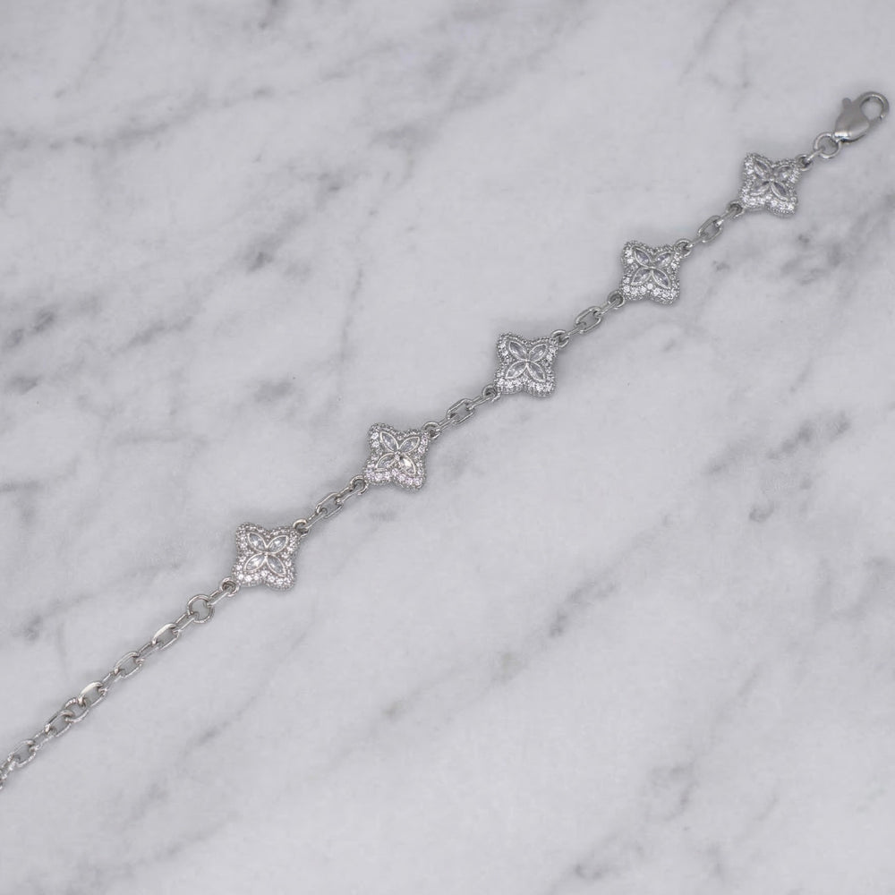 Icy Clover Bracelet - clear